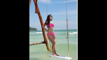 ஆபாசத்தின் உச்சம்.... சட்டையை மட்டும் அணிந்து கொண்டு படுகவர்ச்சி போஸ் கொடுத்த சீரியல் நடிகை....!