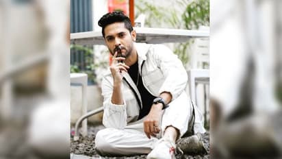 বিক্রমের 'কিকস্টার্ট' রবিবার, ভাইরাল ছবিতে ভিড় অগণিত মহিলা-ভক্তের, কী এমন আছে পোস্টে