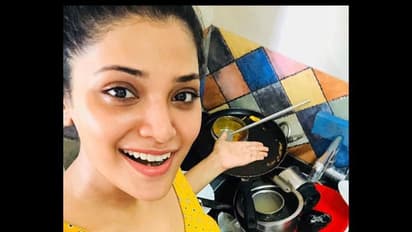 பாத்திரங்களை கழுவி புகைப்படத்தை வெளியிட்ட மீசையா முறுக்கு நடிகை ஆத்மிக்கா .....