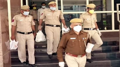 కల్లు కోసం వెళ్లి పోలీస్ భయంతో బావిలో పడ్డ రైతు: విరిగిన నడుము