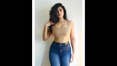 ஹாட் உடையில்... கண்களுக்கு கூல் தரிசனம் தரும் கெடுக்கும் 'kitika sharma ' இது கொஞ்சம் ஓவர் தான் பாஸ்!