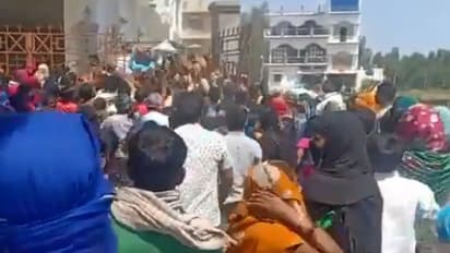 ലോക്ക്ഡൗണ് കാറ്റില്പ്പറത്തി ആള്ക്കൂട്ടത്തില് റേഷന് വിതരണം; എസ്പി നേതാവ് വിവാദത്തില്