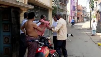 রেশন দোকানের সামনে চকোলেট বিলি, কংগ্রেস কর্মীকে রাস্তায় ফেলে 'গণধোলাই'