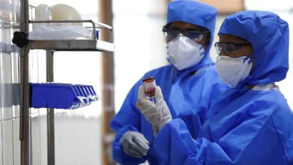 சிகிச்சை அளித்த 2 அரசு மருத்துவர்களுக்கு கொரோனா... கவலையில் தமிழக அரசு..!