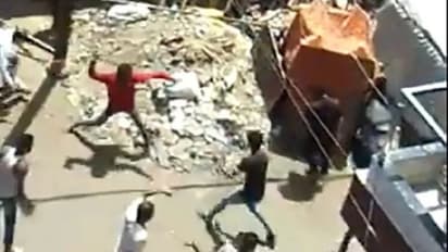 కరోనా పరీక్షలు... డాక్టర్లను చితకబాది..