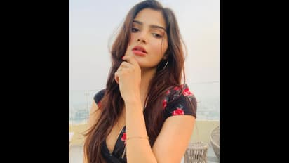 விதவிதமான மாடர்ன் உடையில் வெரைட்டி போஸ் ! அழகில் கொள்ளை கொள்ளும் நாயகியின் லேட்டஸ்ட் போட்டோ கேலரி!