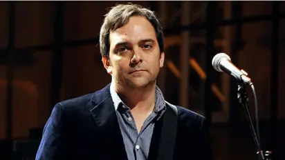 ফের শোকের ছায়া হলিউডে, করোনায় মৃত্যু জনপ্রিয় শিল্পী অ্যাডাম শ্লেসিঙ্গারের