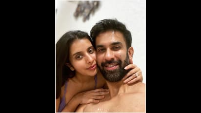 শয্যাসঙ্গিনীর সঙ্গে ফ্রেমবন্দি বিছানার ঘনিষ্ঠ মুহূর্ত , নেটিজেনদের ট্রোলের মুখে সুস্মিতার ভাই