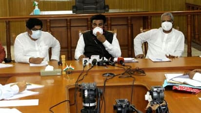 ಕೋವಿಡ್-19 ರೂಂಗೆ ತೆರಳದ ಆರೋಗ್ಯ ಸಚಿವ ಶ್ರೀರಾಮುಲು