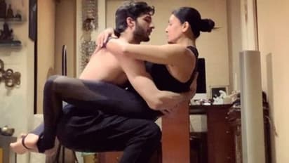 బాయ్ ఫ్రెండ్తో హాట్ యోగా.. క్వారెంటైన్లో మిస్ యూనివర్స్