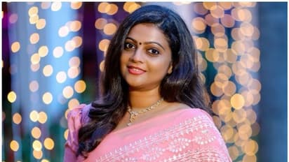 'വിഷാദത്തിലാണോ? വിളിക്കൂ, കേള്വിക്കാരിയാകാം'; വീഡിയോ പങ്കുവെച്ച് അശ്വതി