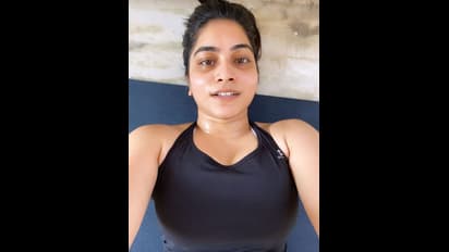 పునర్నవి హాట్ యోగా పిక్స్.. పిచ్చెక్కిస్తున్నాయి!