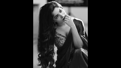 கச்சிதமான உடல் கட்டு... தாறு மாறு ஸ்டைலிஷ்... தெறிக்கவிடும் திவ்யா பாரதி!