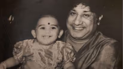 சிவாஜி கணேசன் தூக்கி வைத்திருக்கும் இந்த நடிகை யார் தெரியுமா? தெரிந்தால் ஷாக் ஆகிடுவீங்க..!