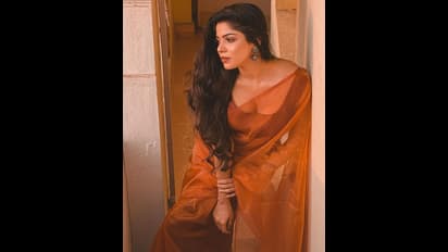 கருப்புசேலையில் கண்ணை கவரும் பேச்சுலர் திவ்யபாரதி..இது முதல்மரியாதை ஸ்டைலா?