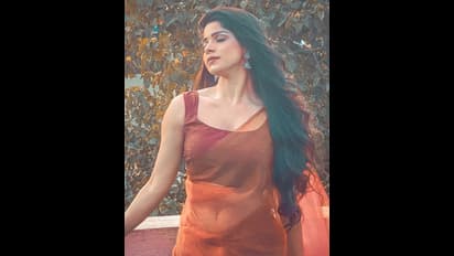 திவ்யபாரதியின் சேலை கிளாமர்...வழவழ சாரியில் இளசுகளை மயக்கும் போஸ்..