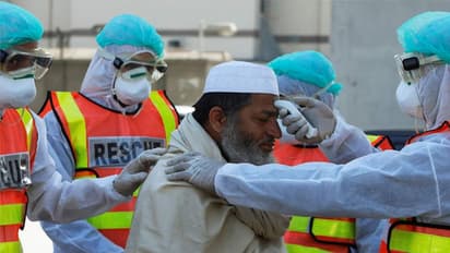 వృద్ధుడికి కరోనా.. తెలీక 24మందిని కలిసి...