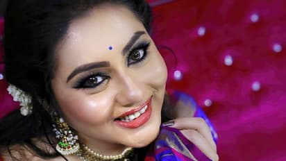 கையை அசைத்து மாஸ் காட்டியதால் பல கோடியை இழந்த நமீதா... தேவையில்லாமல் சிக்கலில் மாட்டிய சம்பவம்...!