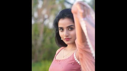 வாவ்... செக்க சிவந்த அழகில்... சிக் என ஹாட் போஸ் கொடுத்த நடிகை...! இவர் யார் தெரியுமா?