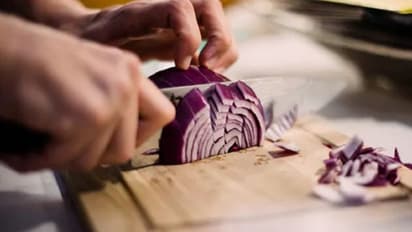 കണ്ണ് എരിയും മുമ്പ് ഉള്ളിയരിഞ്ഞ് തീര്ക്കാം; വൈറലായി വീഡിയോ...