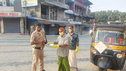 ലോക്ക് ഡൗൺ കാലത്തെ സ്നേഹ സ്പർശം; പൊലീസ് ഉദ്യോഗസ്ഥർ അടക്കമുള്ളവർക്ക് ചായ നൽകി കൈരളി നാസർ കൂട്ടായ്മ