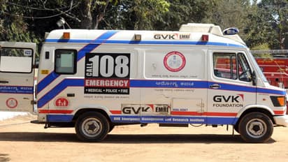 108 డాక్టర్ పై కత్తులతో దాడి... పరిస్థితి విషమం