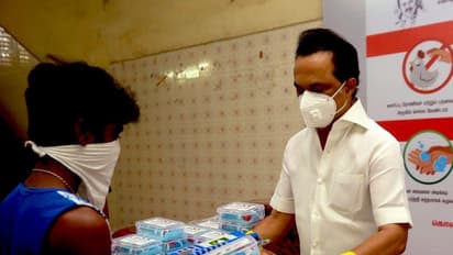 திமுக தலைவர் மு.க.ஸ்டாலின் ஊரடங்கினால் கொளத்தூர் தொகுதி மக்களுக்கு தேவையான உபகரங்களை வழங்கினார்....