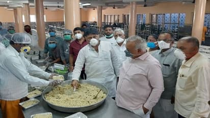 ಲಾಕ್ಡೌನ್: ಕಾಂಗ್ರೆಸಿಂದ ಹಸಿದವರ ಹೊಟ್ಟೆ ತುಂಬಿಸಲು ಆಹಾರ ವಿತರಣೆ