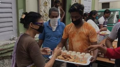 লকডাউনে মন ভরে চা, সঙ্গে অসহায় ৫০০ জনকে খাবারও খাওয়ালেন শহরের দোকানি