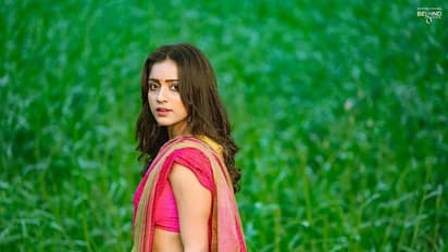 వితిక స్టన్నింగ్ లుక్స్.. చీరకట్టులో గ్లామర్ మెరుపులు