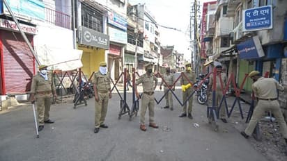 నిర్మల్ లో కరోనాతో వ్యక్తి మృతి: ఆదిలాబాదులో ఆశావర్కర్లపై దాడి