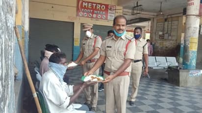 తిండిలేక పస్తులు: యాచకుల కడుపునింపిన పోలీసులు