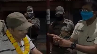 লকডাউন সফল করতে 'গান্ধীগিরি',   ফুল-মালা নিয়ে রাস্তায় নামল পুলিশ