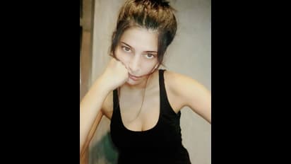 தனிமைப்படுத்தலால் வீட்டில் முடங்கிய ஹீரோயின்கள்... மேக்கப் இல்லாமல் எப்படி இருக்காங்க பாருங்க...!