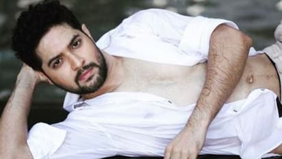 পৃথিবীর সেরা মেকআপ আর্টিস্ট এসে পড়ল বিক্রমের ভাগ্যে, বিশেষ মহিলার সঙ্গে ছবি পোস্ট নেটদুনিয়ায়