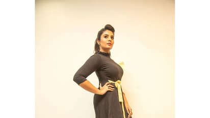 అందానికే అందం ఈ చిన్న రాములమ్మ.. శ్రీముఖి మెస్మరైజింగ్ ఫోటోస్