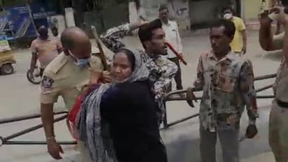 చెక్‌పోస్ట్ వద్ద అడ్డుకున్నారని.. పోలీసులను చితకబాదిన తల్లీకొడుకులు (వీడియో)