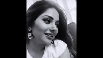 பட்டு புடவையில் பட்டாம்பூச்சி போல் காட்சி அளிக்கும் ஐஸ்வர்யா தத்தா ...