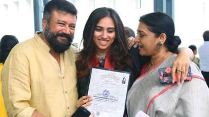 அதில் தான் முழு கவனமும் உள்ளது..! சுற்றி வந்த வதந்திக்கு நச் ஃபுல் ஸ்டாப் வைத்த நடிகர் ஜெயராம் மகள்!