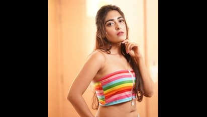 ஒரு வேல அந்த மாதிரி படத்தில் நடிக்க போறாங்களோ?.... இந்த நடிகையோட கவர்ச்சியை பார்த்தால் நீங்களே மிரண்டு போவீங்க