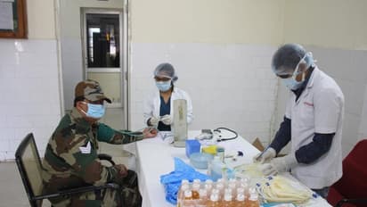 ಉಗ್ರರಿಂದ ದೇಶ ರಕ್ಷಿಸುವುದರ ಜತೆಗೆ ಕೊರೋನಾ ವಿರುದ್ಧ ಹೋರಾಟಕ್ಕಿಳಿದ ಯೋಧರು