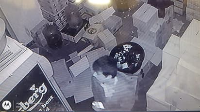 వైన్ షాప్ గోడకు రంధ్రం చేసి లక్ష రూపాయల మద్యం చోరీ