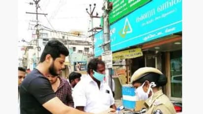 நல்ல சாப்பாட்டைகண்ணுல பார்த்தே ரொம்ப நாள் ஆகுது..! காவலர்களுக்கு பிரியாணி கொடுத்து அசத்திய விஜய் ரசிகர்கள்!