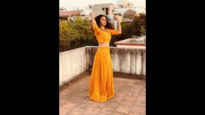 ரம்யா பாண்டியன் உடன் போட்டி போடும் விஜே அஞ்சனா... மொட்டை மாடியில் இடுப்பை காட்டி தாறுமாறு போட்டோ ஷூட்...!