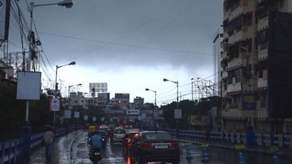 ছিটেফোঁটা দিয়ে চম্পট দেবে বৃষ্টি, রাতেও গরমে ঘামবে কলকাতা