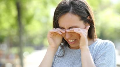 കണ്ണില്‍ നിന്ന് വെള്ളം വരികയും നീറ്റലും; കാരണം ഇതാകാം...