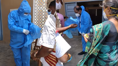 தைரியமாக கொரோனா நோயாளிகளிடம் நேராக சென்ற கலெக்டர்..! ராயல் சல்யூட் சார்