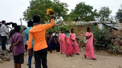 ಪ್ರಾಣವನ್ನೇ ಪಣಕ್ಕಿಟ್ಟು ಕೊರೋನಾ ವಿರುದ್ಧ ಹೋರಾಟ: ಆಶಾ ಕಾರ್ಯಕರ್ತೆಯರಿಗೆ ಹೂಮಳೆ ಸ್ವಾಗತ