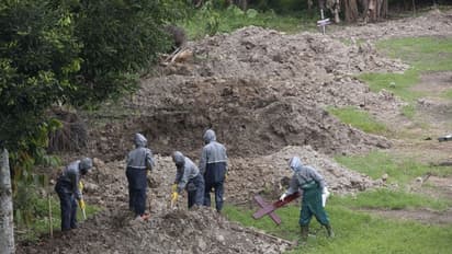कोरोना से हाहाकार, दुनिया के हर कोने में सिर्फ मौत का मंजर, तस्वीरें देखकर दहल जाएगा आपका दिल
