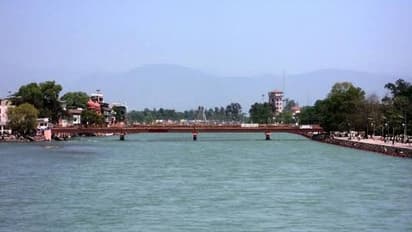 ഭക്ഷണമില്ല, യമുനാ നദി നീന്തിക്കടന്ന് ഹരിയാനയില് നിന്നും യുപിയിലെത്തി; 12 പേര് പിടിയില്